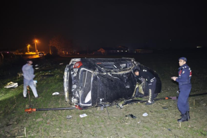 Bursa'da kontrolden çıkan otomobil takla atarak tarlaya uçtu: 3 yaralı