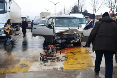 Bursa'da park halindeki TIR'a çarptı: 3 yaralı