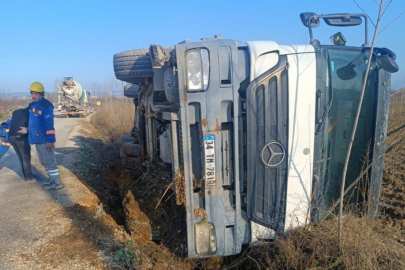 Bursa'da kontrolden çıkan beton mikseri devrildi