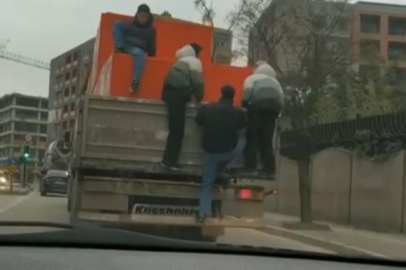 Bursa'da  gençlerin tehlikeli yolculuğu kamerada