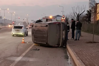 Bursa'da otomobile çarpan ticari araç devrildi: 1 yaralı