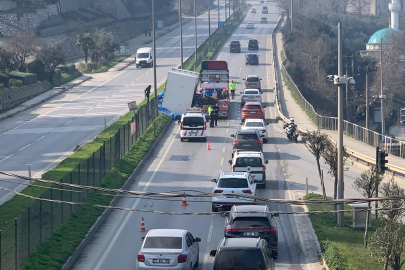 Gemlik'te tırın üzerindeki makine yola devrildi