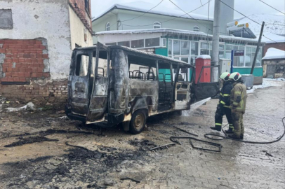 İznik'te park halindeki minibüs alev alev yandı