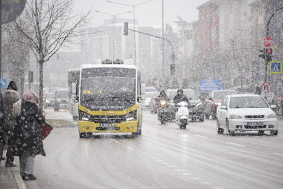 Bursa'da kar yağışı aralıklarla etkili oluyor