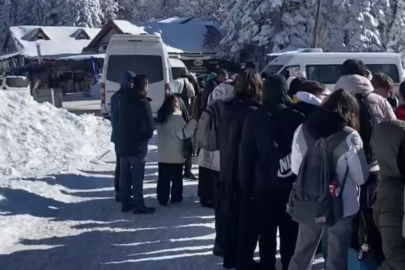 Bursa'da metrelerce teleferik kuyruğu