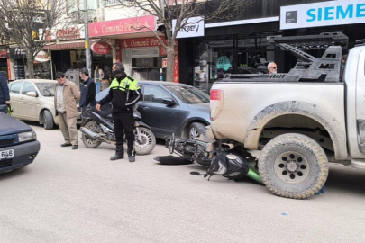 Bursa'da devrilen motosiklet aracın altına girdi: 1 yaralı